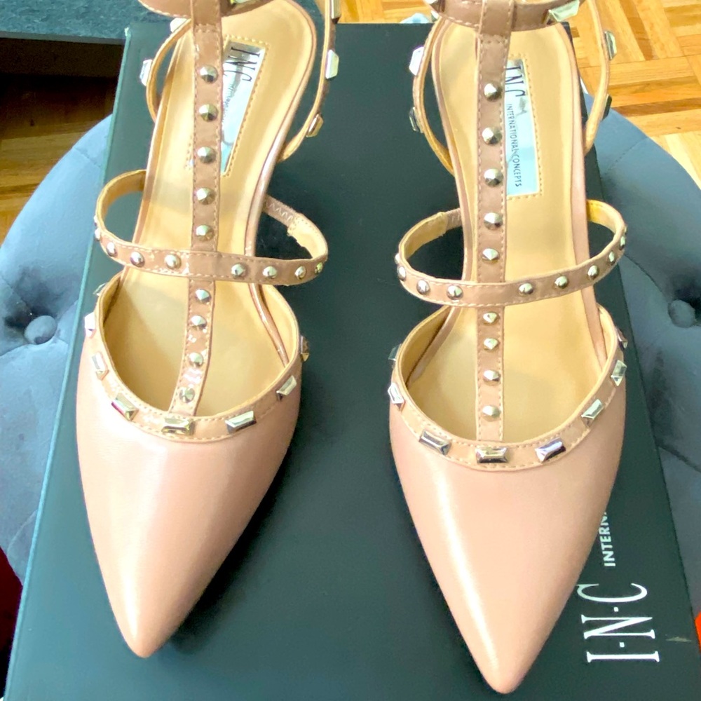 International concepts women’s blush pink heel with silver studs. New!!